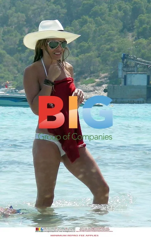 Elen Rives Enjoys Beach Day with Kids