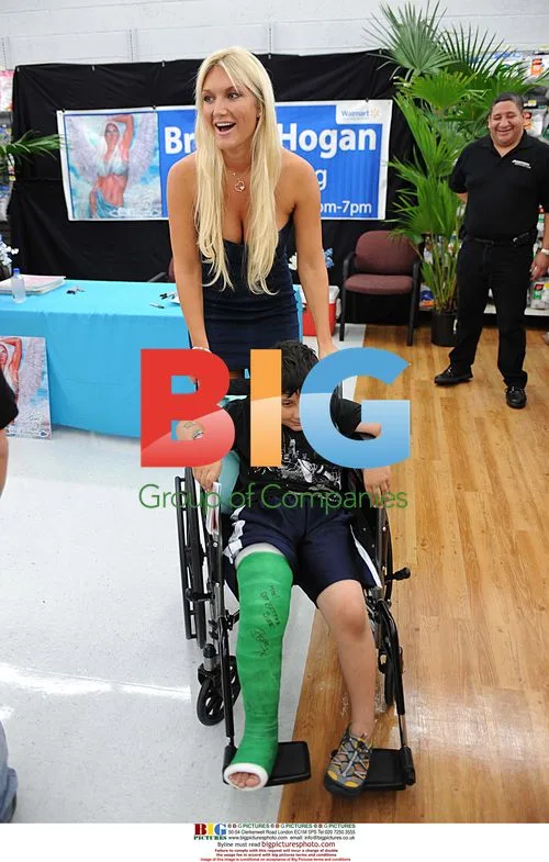 Brooke Hogan Autograph Signing at Wal-Mart