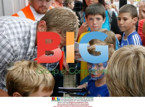 Jeff Brazier plays in Canvey Island FC vs Chelsea Legends match