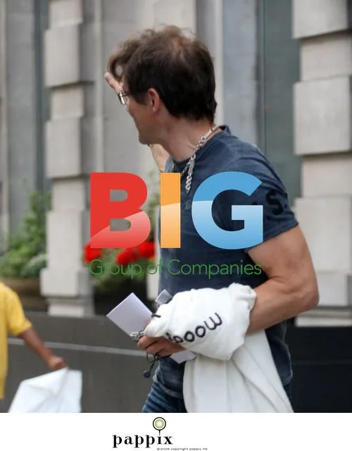 A-ha spotted outside London hotel