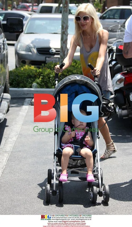 Tori Spelling & Dean McDermott with kids