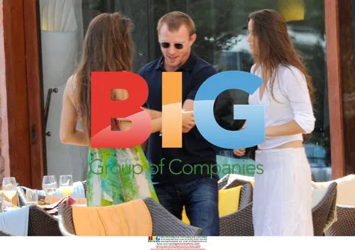 Guy Ritchie relaxes with twin sisters in Italy