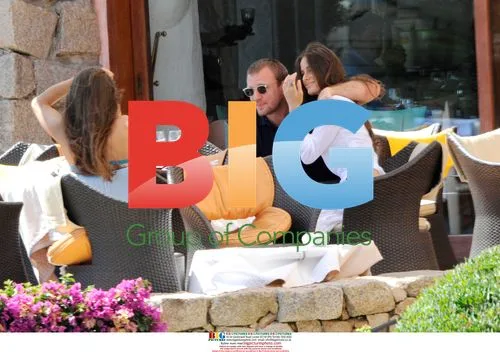 Guy Ritchie with twin sisters in Italy