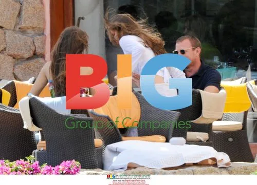 Guy Ritchie relaxes with twin sisters in Italy