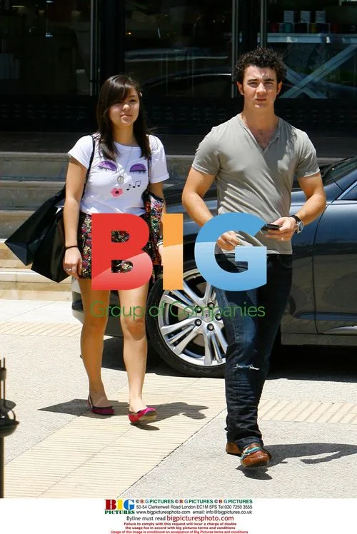Kevin Jonas Shopping with Young Girl