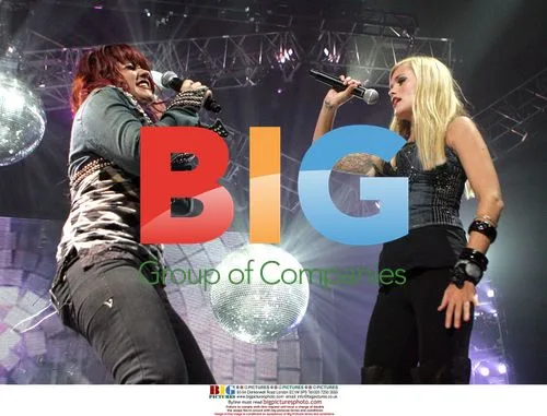 Allison Iraheta and Megan Joy perform in American Idols Live tour 2009