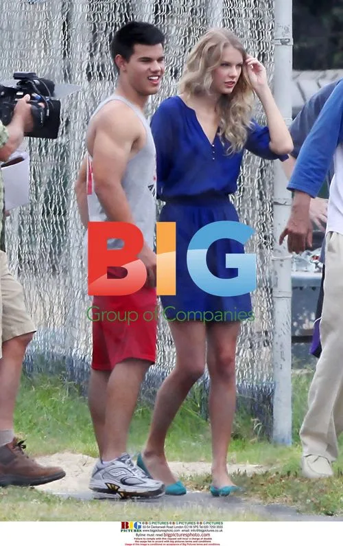 Taylor Lautner & Taylor Swift on 'Valentine's Day' Set
