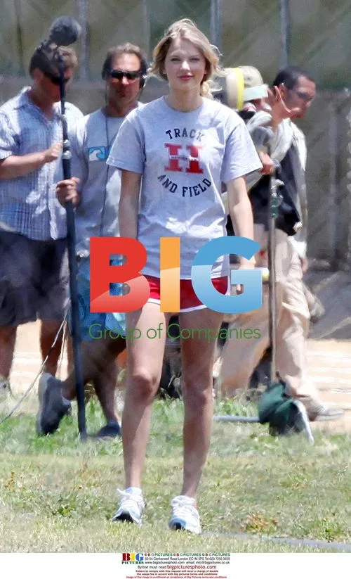 Taylor Swift on 'Valentines Day' set