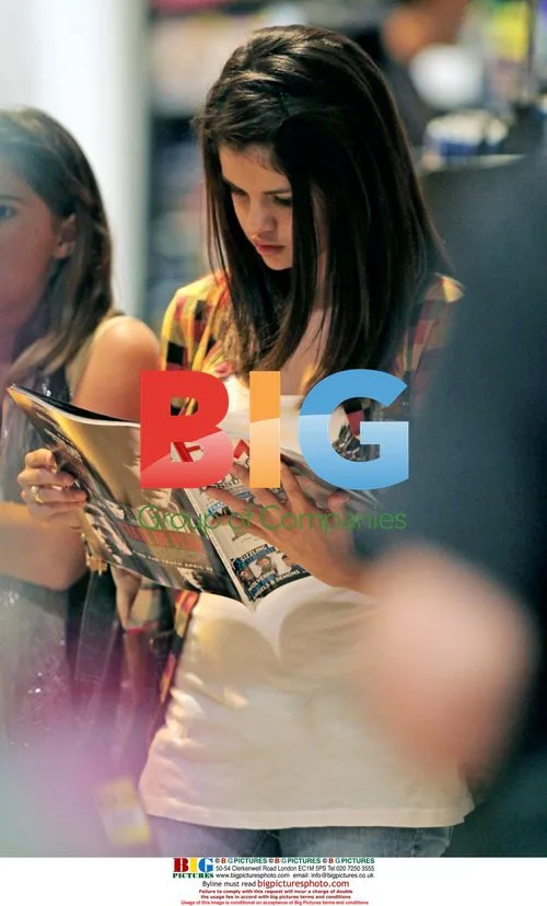 Selena Gomez with Taylor Lautner's Sister
