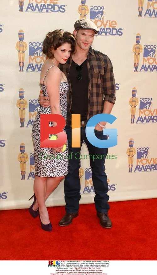 Kellan Lutz and Ashley Green at 2009 MTV Movie Awards