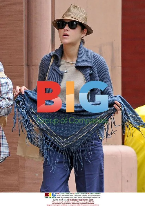 Marion Cotillard shops in Soho