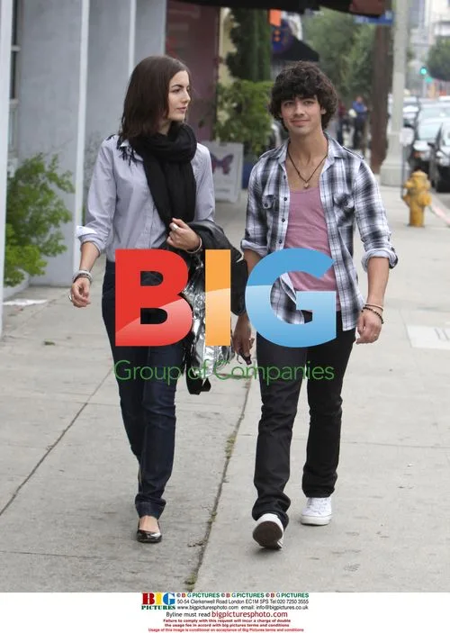 Joe Jonas & girlfriend Camille Belle out for lunch