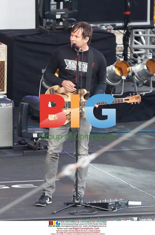 Tom DeLonge of Blink-182 Performs in LA Parking Lot