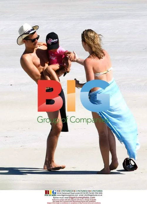 Orlando Bloom chills in Broome with Miranda Kerr