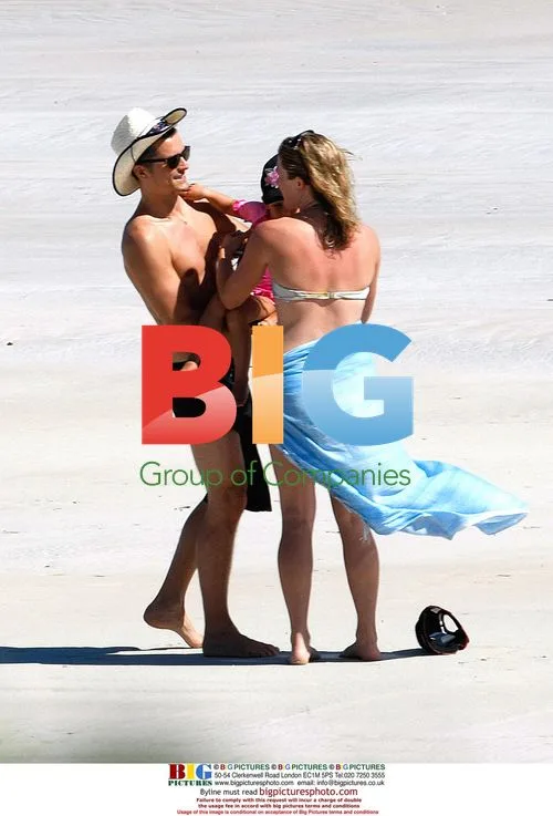 Orlando Bloom relaxes in Broome
