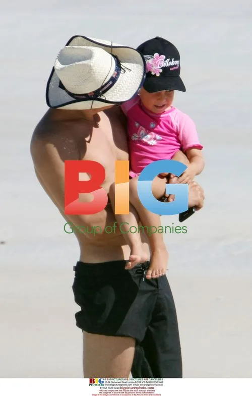 Orlando Bloom chills in Broome with fan
