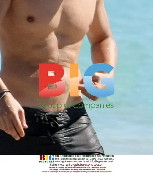 Orlando Bloom takes casual walk in Broome