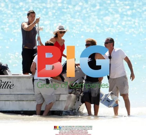 Orlando Bloom spotted in Broome with girlfriend Miranda Kerr