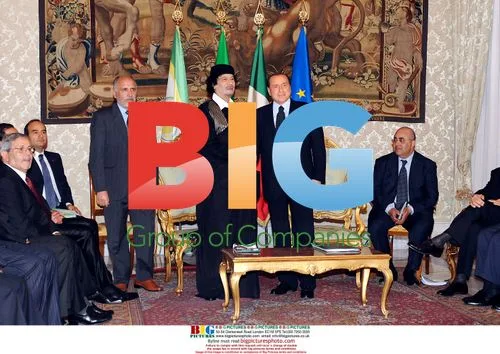 Gaddafi meets Berlusconi in historic Italy visit