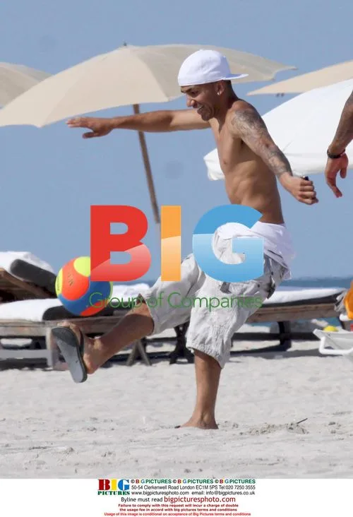 Aaron Lennon relaxes on Miami Beach