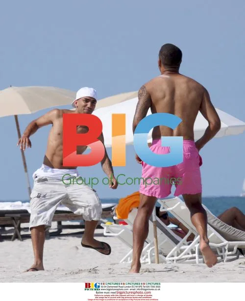 Aaron Lennon relaxes on Miami Beach
