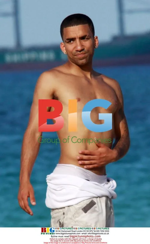 Aaron Lennon relaxes with friends in Miami