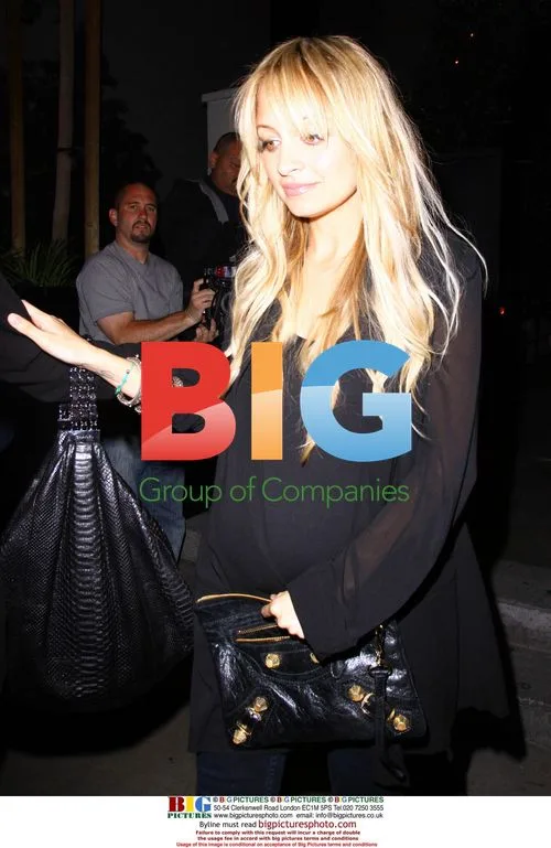Nicole Richie has dinner with friend