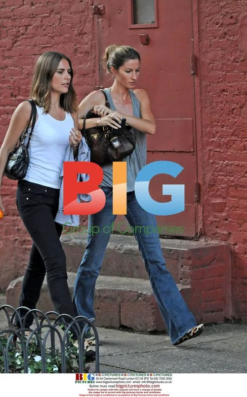 Gisele Bundchen grabs burger with friend