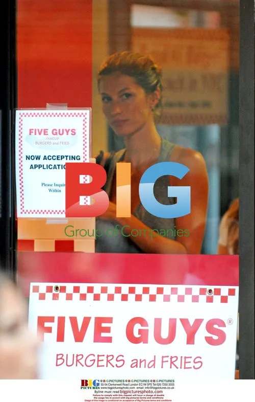 Gisele Bundchen grabs burger at Five Guys