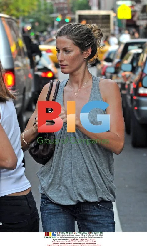 Gisele Bundchen grabs burger with friend