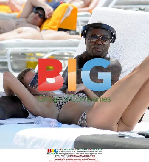Djibril Cisse and wife relax on Miami beach