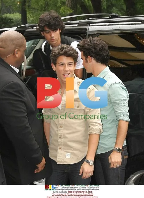 Jonas Brothers Arrive in NYC, Greet Fans