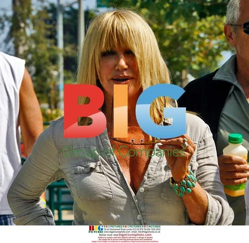 Suzanne Somers and Alan Hamel go shopping