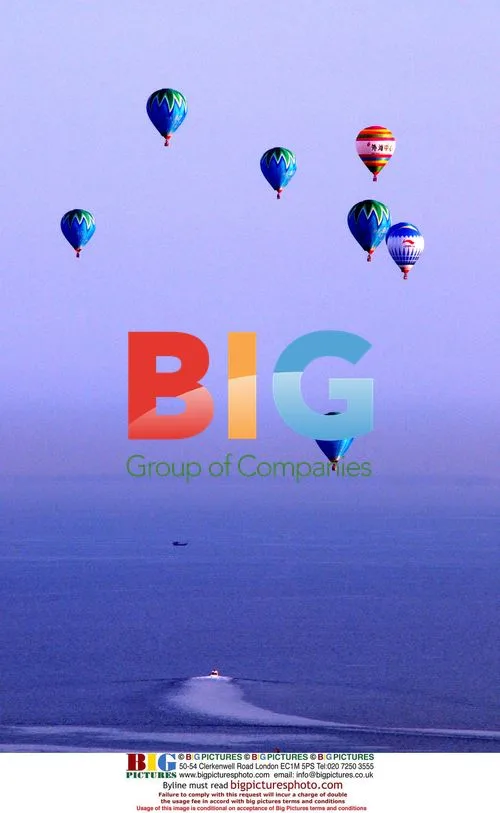 Hot-air balloon players race across Qiongzhou strait