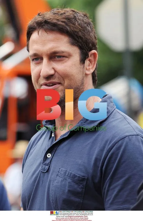 Gerald Butler on 'The Bounty' set
