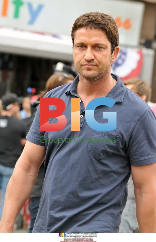 Gerald Butler on 'The Bounty' set