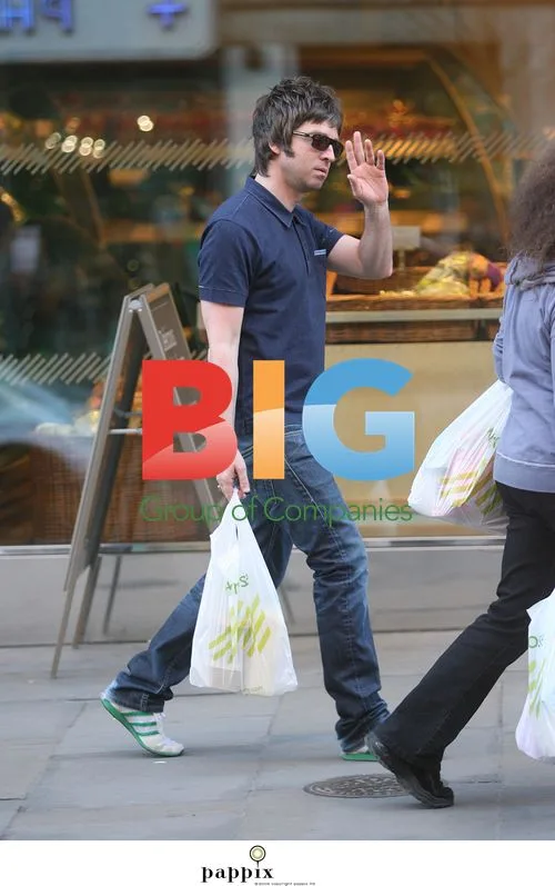 Noel Gallagher shopping in London