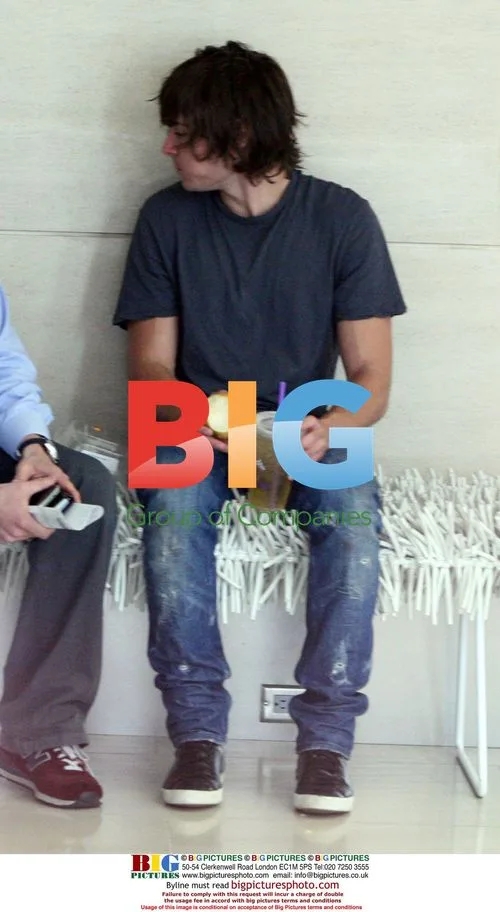 Zac Efron enjoys iced tea and apple
