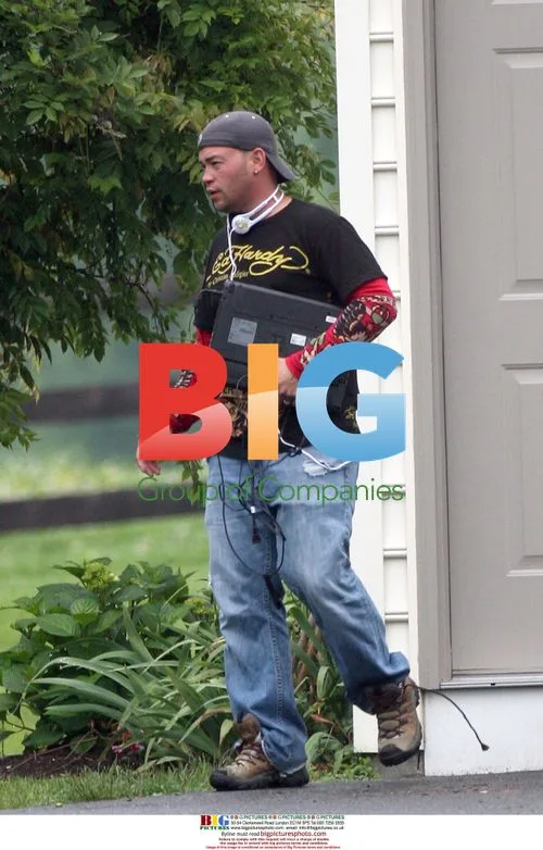 Jon Gosselin spotted at home