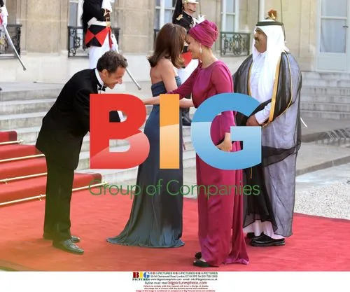 Sarkozy and Bruni-Sarkozy Host Qatari Royals