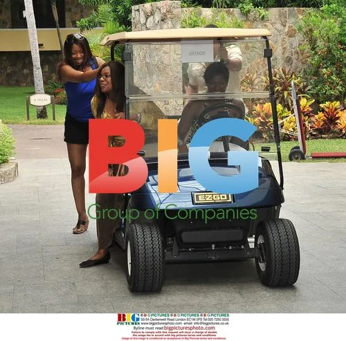 Gloria Gaynor rides golf cart in Acapulco