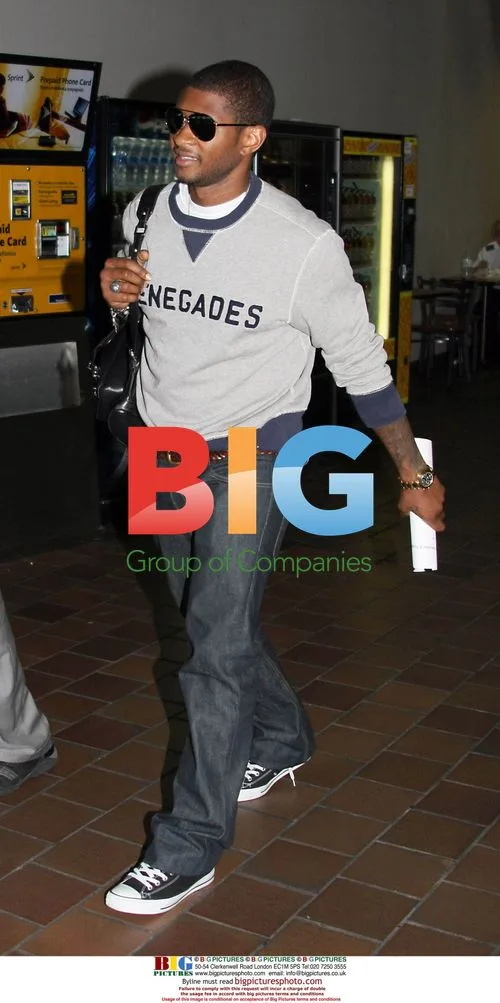 Usher Arrives at LaGuardia Airport