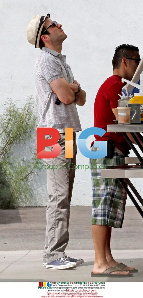 Zachary Quinto Buys Tacos Incognito
