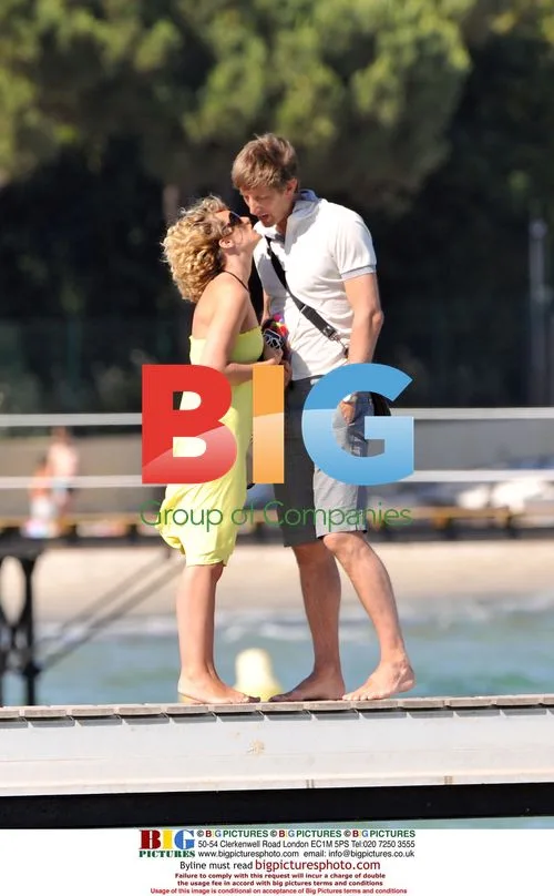 Edwin van der Sar relaxing with family in France