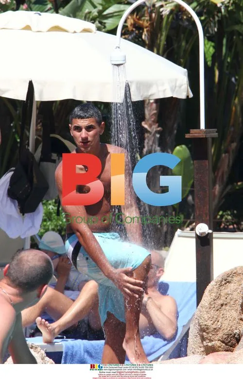 Manchester United players relax in Sardinia