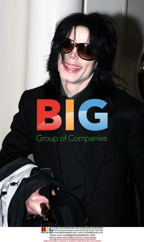 Michael Jackson Arrives in London with Kids