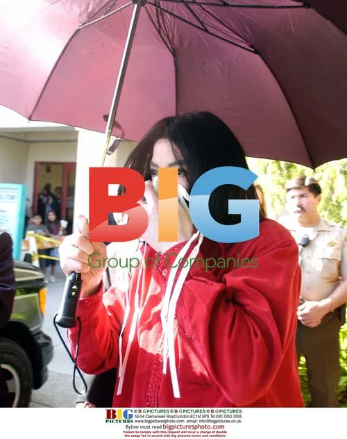 Michael Jackson leaves court