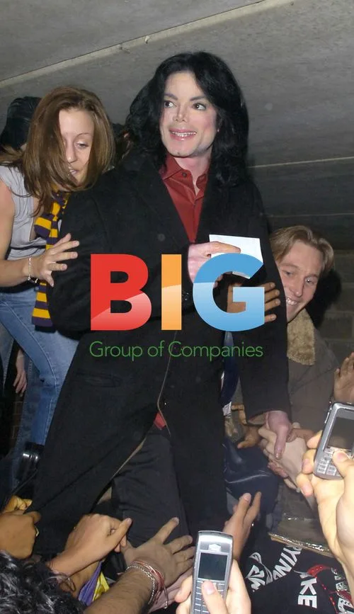 Michael Jackson mobbed by fans in London