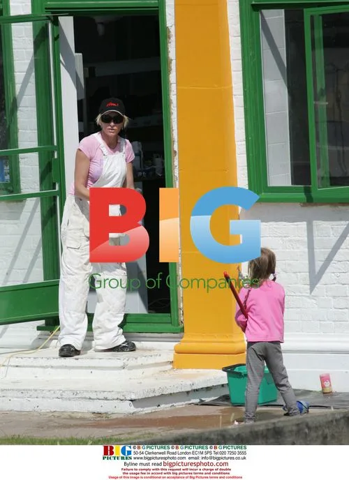 Heather Mills paints Vegan Cafe with daughter