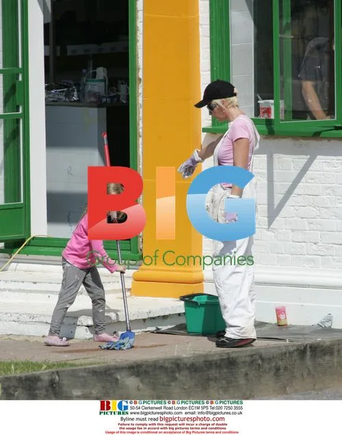Heather Mills paints Vegan Cafe with daughter